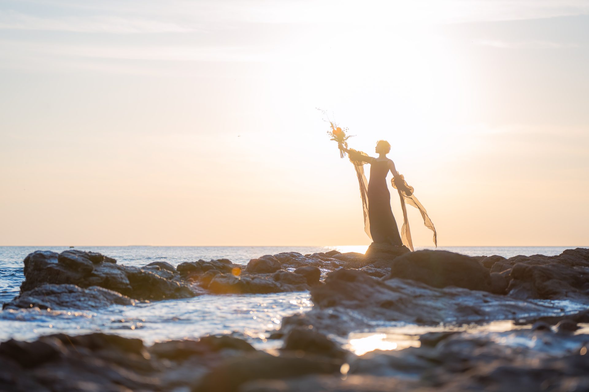 夕陽の海辺・ドレスのシルエット